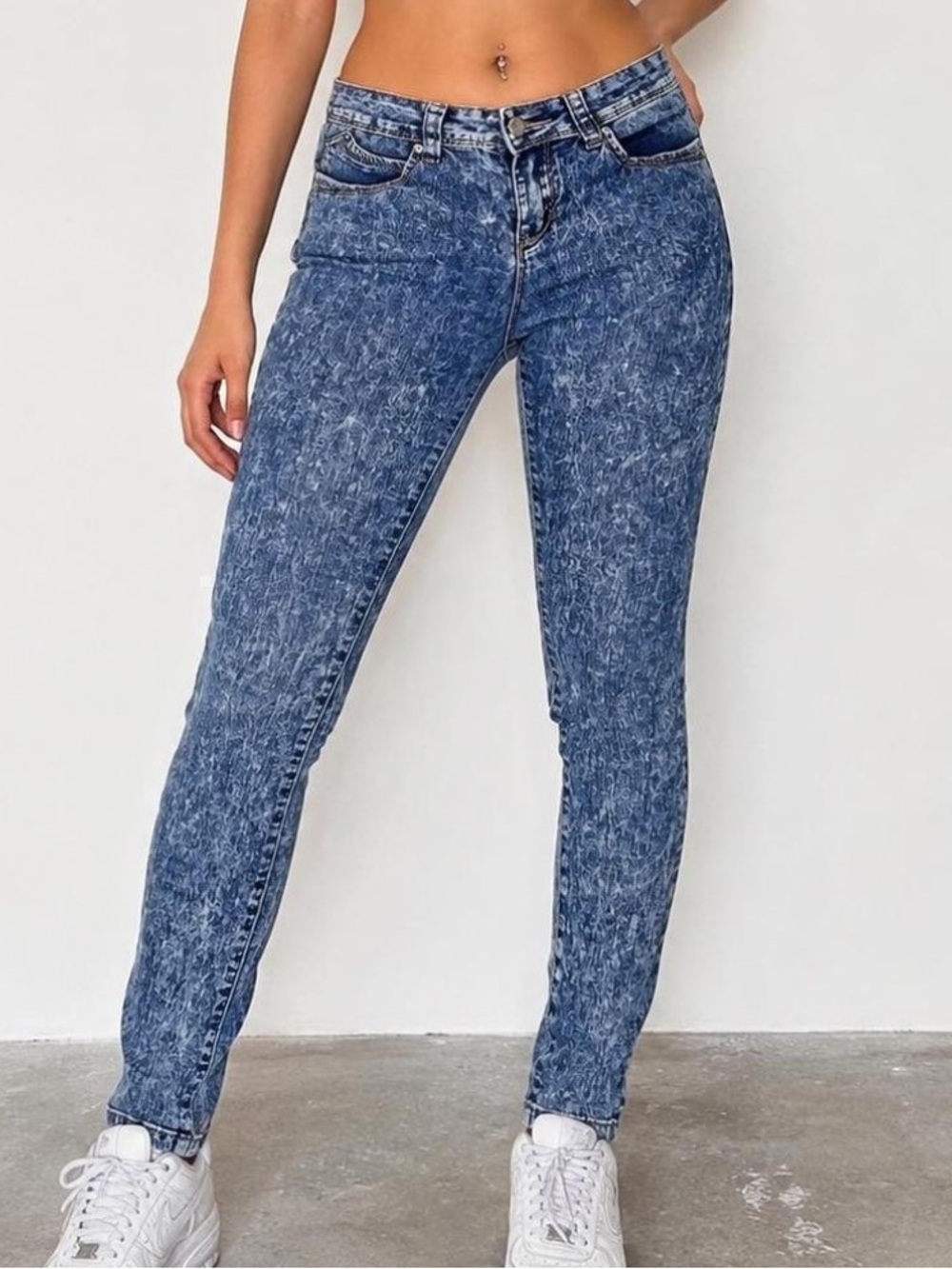 Women’s Low Rise Blue Acid Wash Skinny Jeans, Size 5